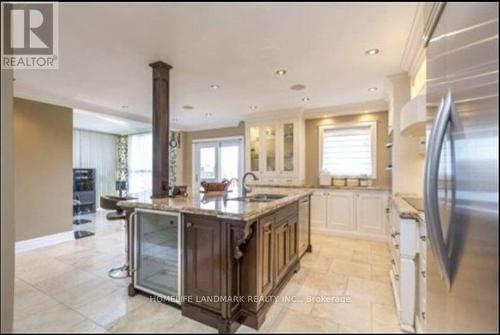 5291 Thornwood Drive, Mississauga, ON - Indoor Photo Showing Kitchen With Upgraded Kitchen