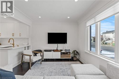 194 Crockett Street, Hamilton, ON - Indoor Photo Showing Living Room
