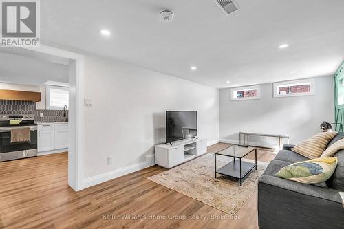496 Manchester Road, Kitchener, ON - Indoor Photo Showing Living Room