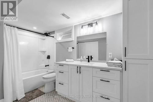 496 Manchester Road, Kitchener, ON - Indoor Photo Showing Bathroom