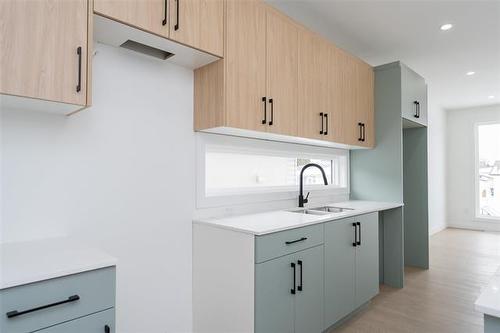 1975 Ross Ave, Winnipeg, MB 