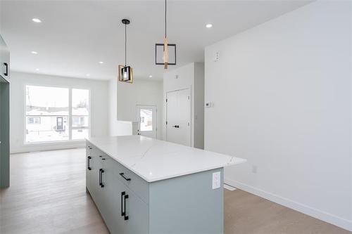 1975 Ross Ave, Winnipeg, MB 