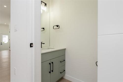 1975 Ross Ave, Winnipeg, MB 