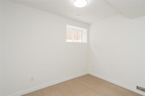 1975 Ross Ave, Winnipeg, MB 