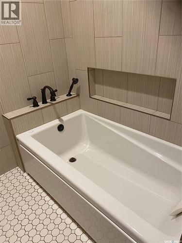 625 Centre Street, Shaunavon, SK - Indoor Photo Showing Bathroom