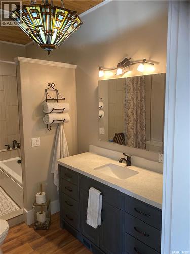 625 Centre Street, Shaunavon, SK - Indoor Photo Showing Bathroom