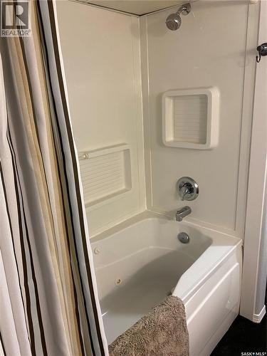 625 Centre Street, Shaunavon, SK - Indoor Photo Showing Bathroom