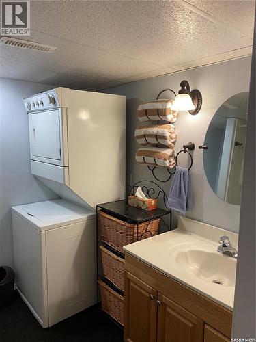 625 Centre Street, Shaunavon, SK - Indoor Photo Showing Laundry Room