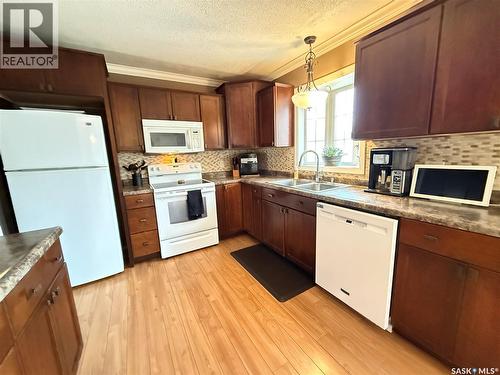 134 Perry Crescent, Estevan, SK - Indoor Photo Showing Kitchen With Double Sink