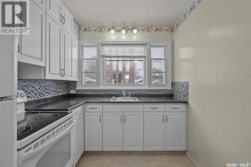 332 11Th Street E, Prince Albert, SK - Indoor Photo Showing Kitchen