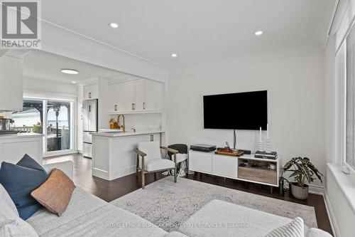 194 Crockett Street, Hamilton, ON - Indoor Photo Showing Living Room