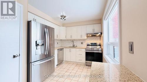 449 Mallorytown Avenue, Mississauga, ON - Indoor Photo Showing Kitchen