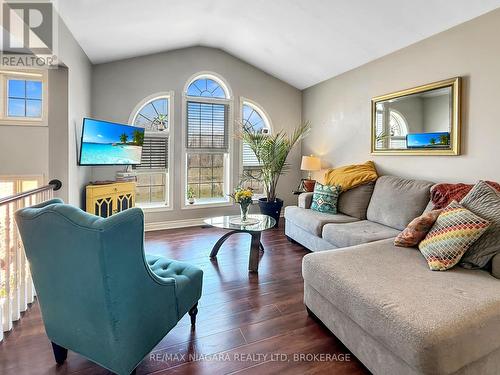 865 Canada Drive, Fort Erie (Lakeshore), ON - Indoor Photo Showing Living Room