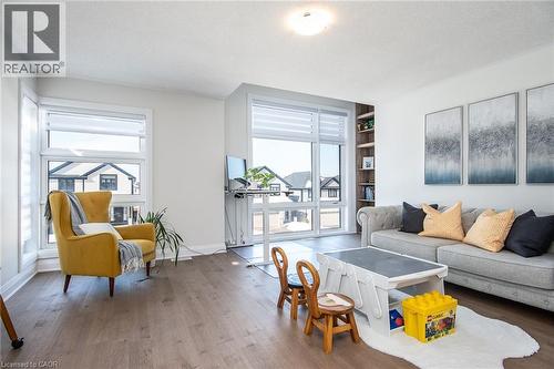 351 Chokecherry Crescent, Waterloo, ON - Indoor Photo Showing Living Room