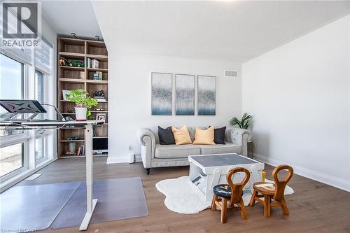 351 Chokecherry Crescent, Waterloo, ON - Indoor Photo Showing Living Room