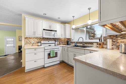 315 14Th Avenue, Cranbrook, BC - Indoor Photo Showing Kitchen With Double Sink