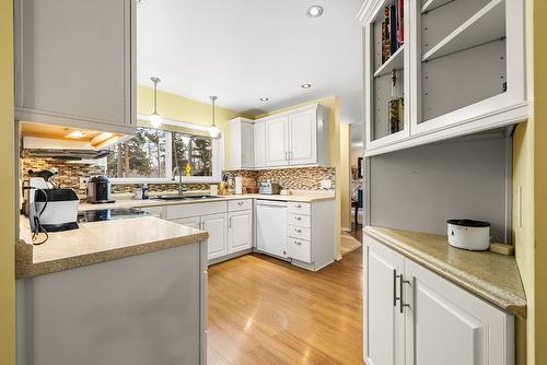 315 14Th Avenue, Cranbrook, BC - Indoor Photo Showing Kitchen