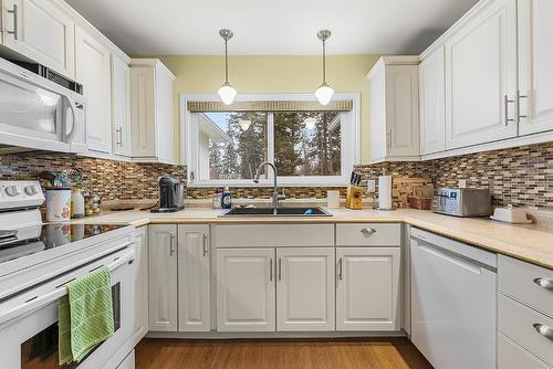 315 14Th Avenue, Cranbrook, BC - Indoor Photo Showing Kitchen With Double Sink