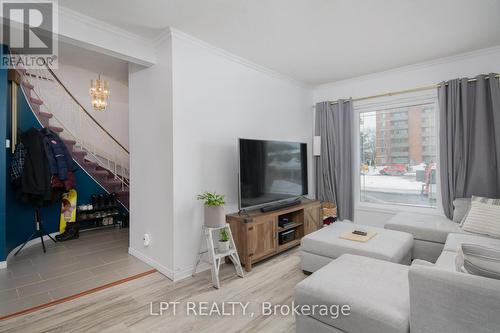412 Montreal Road, Ottawa, ON - Indoor Photo Showing Living Room