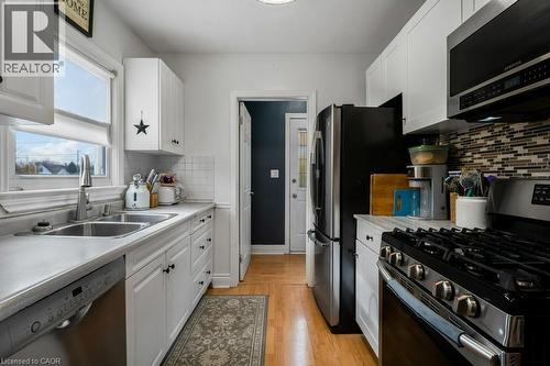6782 Dorchester Road, Niagara Falls, ON - Indoor Photo Showing Kitchen With Double Sink