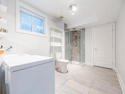 Salle de bains - 5808 Rue Alphonse, Brossard, QC - Indoor Photo Showing Laundry Room