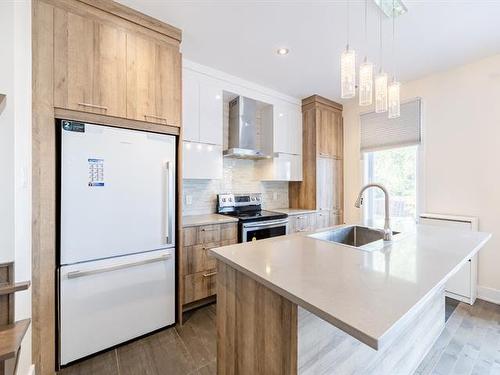Cuisine - 5808 Rue Alphonse, Brossard, QC - Indoor Photo Showing Kitchen With Upgraded Kitchen