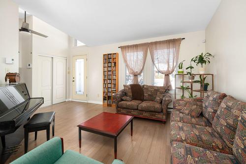 Salon - 37 Place Leclerc, Kirkland, QC - Indoor Photo Showing Living Room
