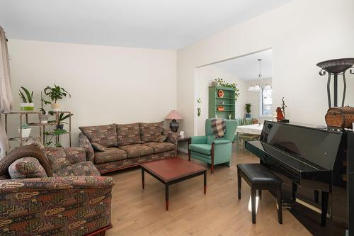Salon - 37 Place Leclerc, Kirkland, QC - Indoor Photo Showing Living Room