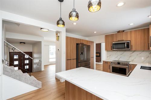 85 Thatcher Drive, Winnipeg, MB - Indoor Photo Showing Kitchen With Upgraded Kitchen