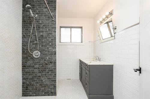 85 Thatcher Drive, Winnipeg, MB - Indoor Photo Showing Bathroom