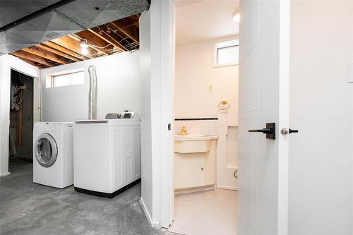 85 Thatcher Drive, Winnipeg, MB - Indoor Photo Showing Laundry Room