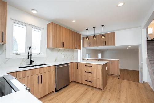 85 Thatcher Drive, Winnipeg, MB - Indoor Photo Showing Kitchen With Double Sink