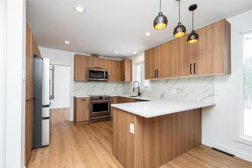 85 Thatcher Drive, Winnipeg, MB - Indoor Photo Showing Kitchen