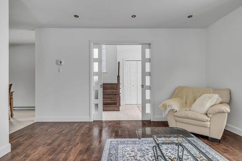 Salon - 43 Rue Solidago, Sainte-Brigitte-De-Laval, QC - Indoor