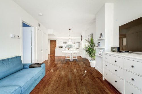 Salon - 507-370 Rue St-André, Montréal (Ville-Marie), QC - Indoor