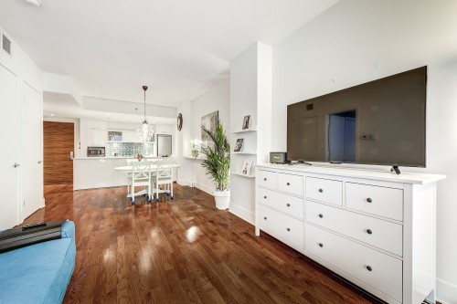 Salon - 507-370 Rue St-André, Montréal (Ville-Marie), QC - Indoor