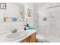 Full Bathroom upstairs - 