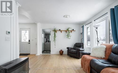101 River Road E, Wasaga Beach, ON - Indoor Photo Showing Living Room