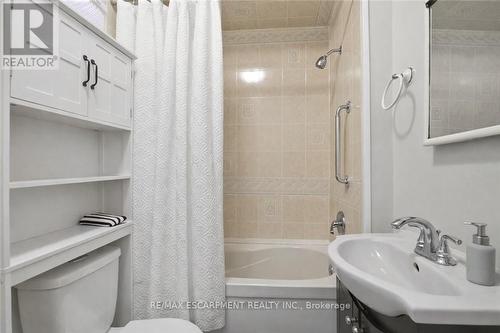 260 Prospect Street S, Hamilton, ON - Indoor Photo Showing Bathroom