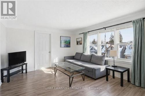 260 Prospect Street S, Hamilton, ON - Indoor Photo Showing Living Room