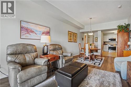 2000 Creekside Drive Unit# 708, Hamilton, ON - Indoor Photo Showing Living Room