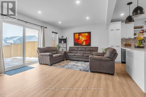 33 Martin Street, Tillsonburg, ON - Indoor Photo Showing Living Room