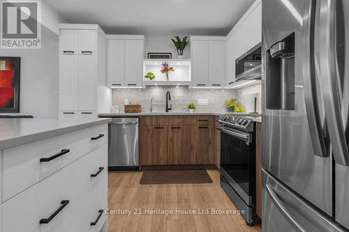 33 Martin Street, Tillsonburg, ON - Indoor Photo Showing Kitchen With Upgraded Kitchen