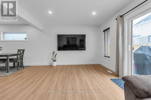 33 Martin Street, Tillsonburg, ON - Indoor Photo Showing Living Room