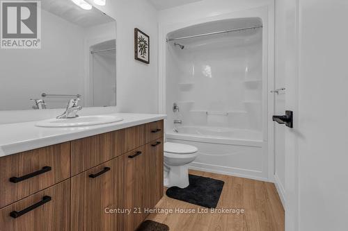 33 Martin Street, Tillsonburg, ON - Indoor Photo Showing Bathroom