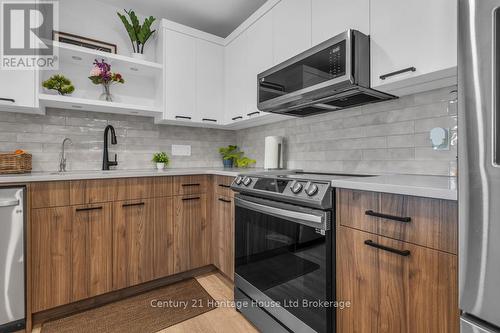 33 Martin Street, Tillsonburg, ON - Indoor Photo Showing Kitchen