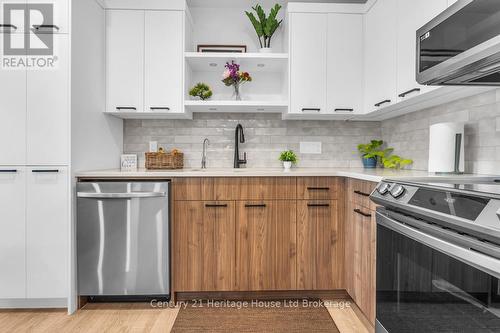 33 Martin Street, Tillsonburg, ON - Indoor Photo Showing Kitchen