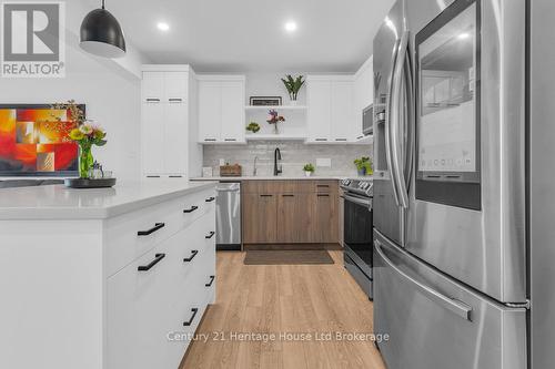 33 Martin Street, Tillsonburg, ON - Indoor Photo Showing Kitchen With Upgraded Kitchen