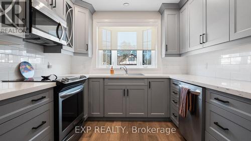 1032 Cedarwood Place, Burlington, ON - Indoor Photo Showing Kitchen With Upgraded Kitchen