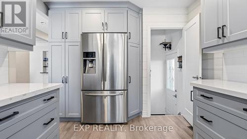 1032 Cedarwood Place, Burlington, ON - Indoor Photo Showing Kitchen